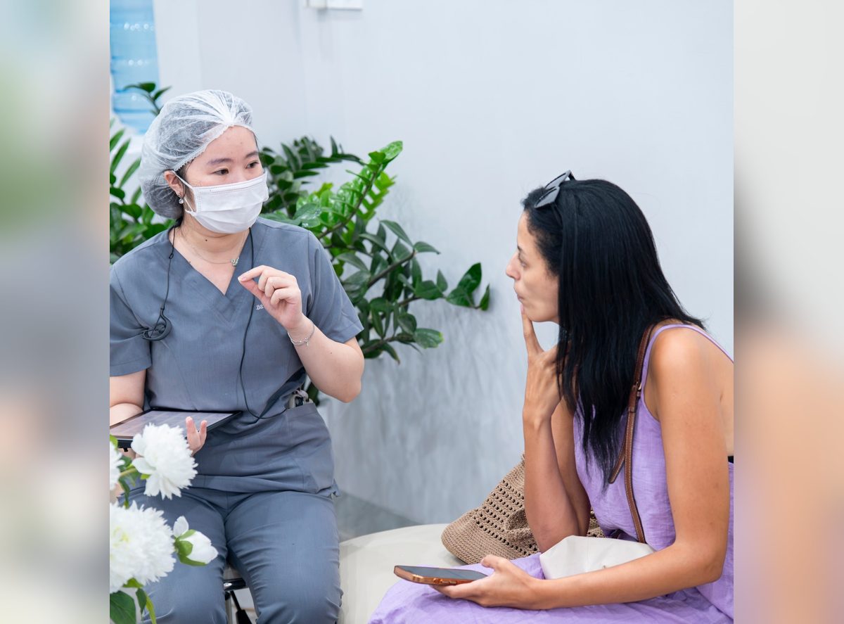Bác sĩ Foxy M.D tư vấn trực tiếp cho khách hàng