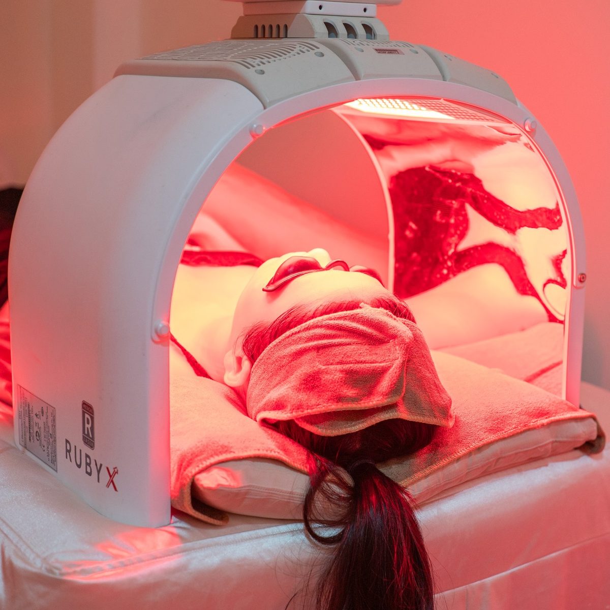 Chiếu ánh sáng sinh học phục hồi da tại Foxy M.D