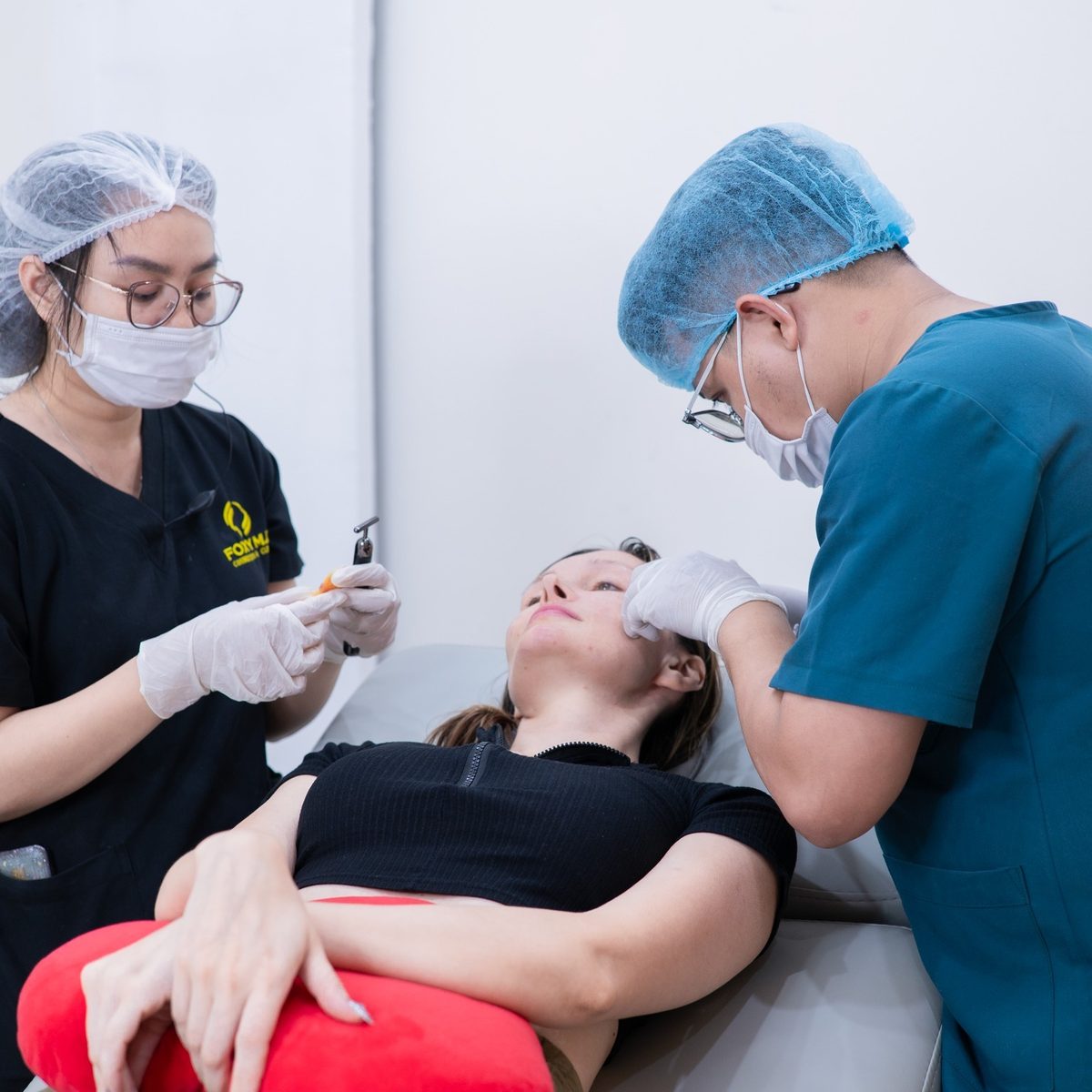 Bác sĩ Foxy M.D thăm khám và điều trị cho khách hàng