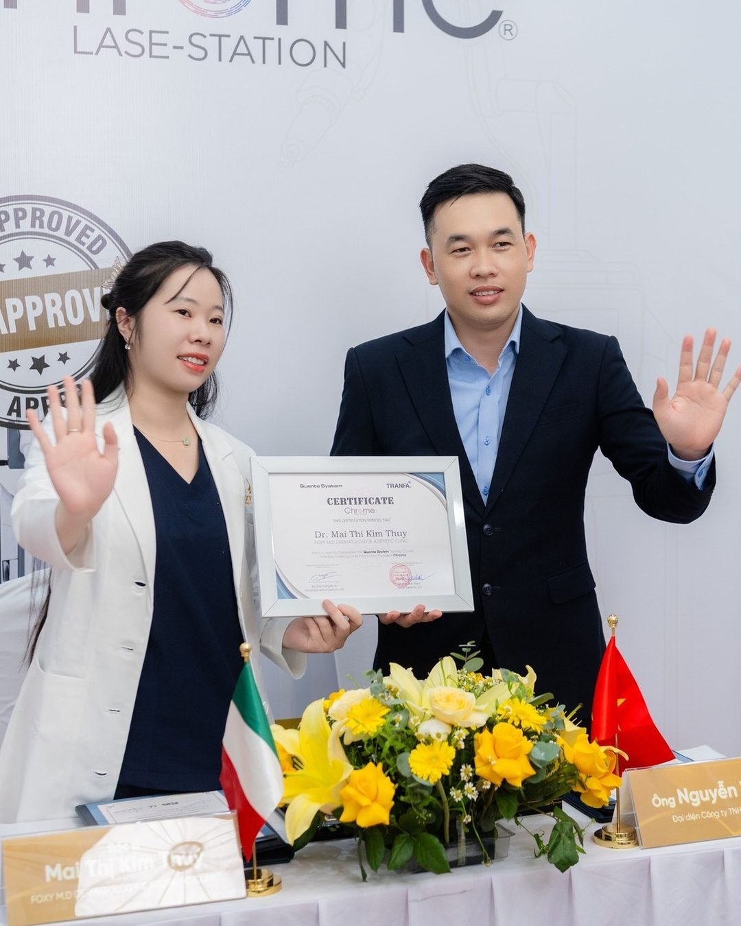 Bác sĩ Mai Thị Kim Thúy nhận chứng nhận chuyển giao
