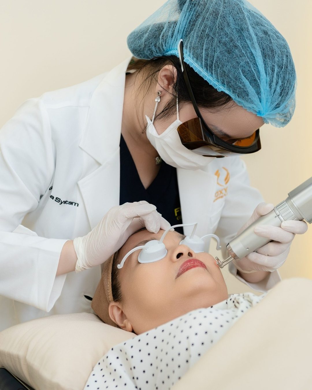 Bác sĩ Foxy M.D thực hiện laser Chrome cho khách hàng
